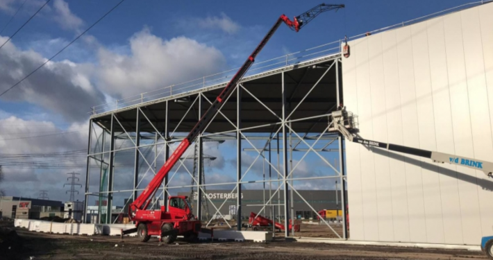 Dak- en wandbeplating bij Sils te Apeldoorn Dak- en wandbeplating bij Sils te Apeldoorn