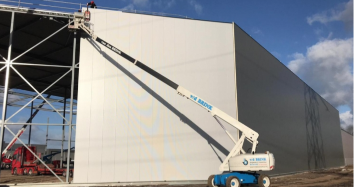 Dak- en wandbeplating bij Sils te Apeldoorn Dak- en wandbeplating bij Sils te Apeldoorn