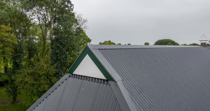 Dak- en wandbeplating bij herbouw bewaarschuur Bos te Westeremden