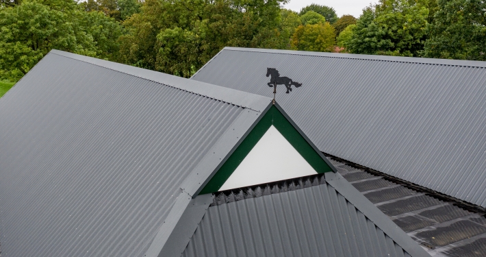 Dak- en wandbeplating bij herbouw bewaarschuur Bos te Westeremden