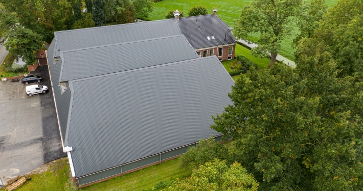 Dak- en wandbeplating bij herbouw bewaarschuur Bos te Westeremden