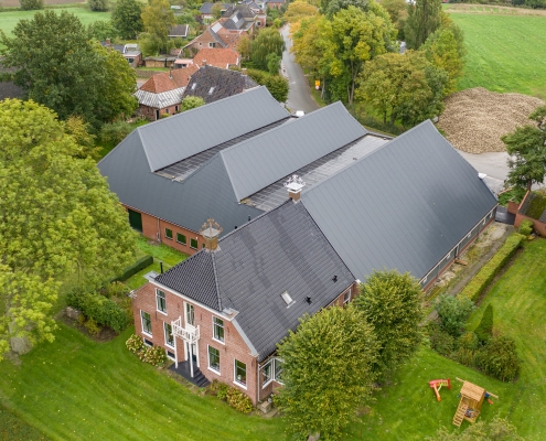 Dak- en wandbeplating bij herbouw bewaarschuur Bos te Westeremden