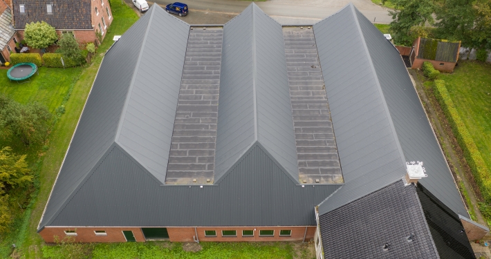 Dak- en wandbeplating bij herbouw bewaarschuur Bos te Westeremden