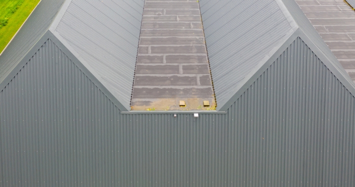 Dak- en wandbeplating bij herbouw bewaarschuur Bos te Westeremden