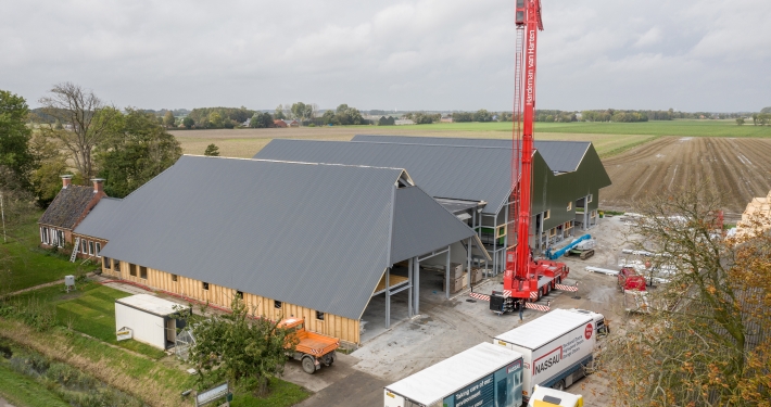 Dak- en wandbeplating bij boerderij firma Elema te Zijldijk