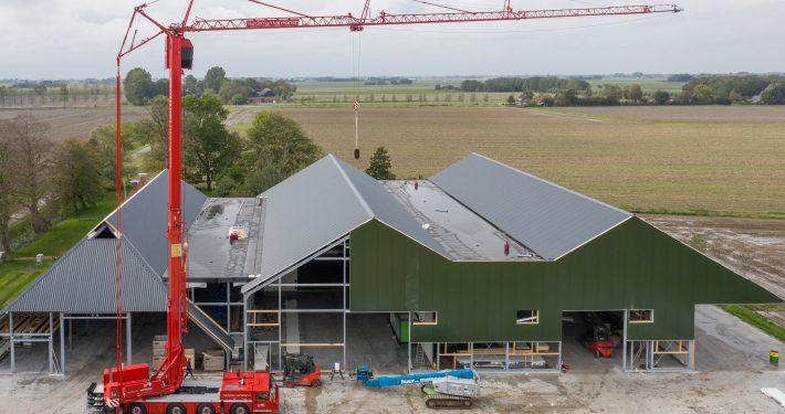 Dak- en wandbeplating bij boerderij firma Elema te Zijldijk