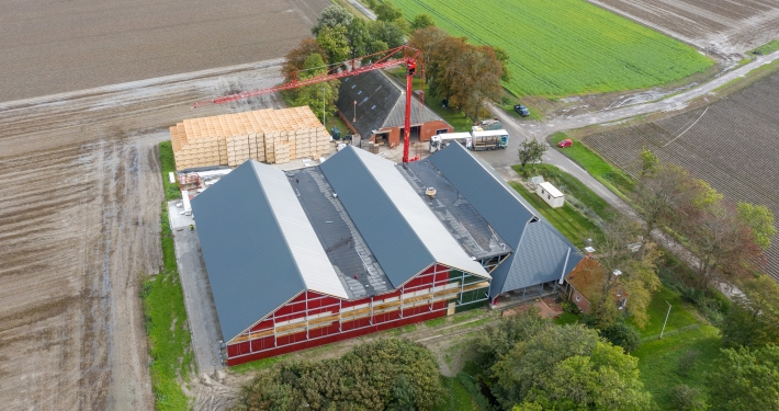 Dak- en wandbeplating bij boerderij firma Elema te Zijldijk