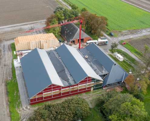 Dak- en wandbeplating bij boerderij firma Elema te Zijldijk