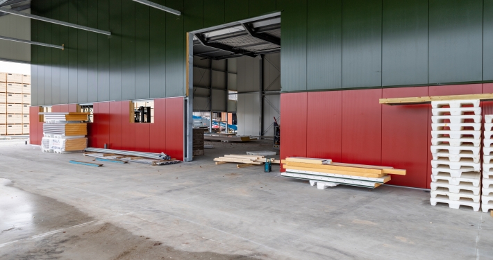 Dak- en wandbeplating bij boerderij firma Elema te Zijldijk