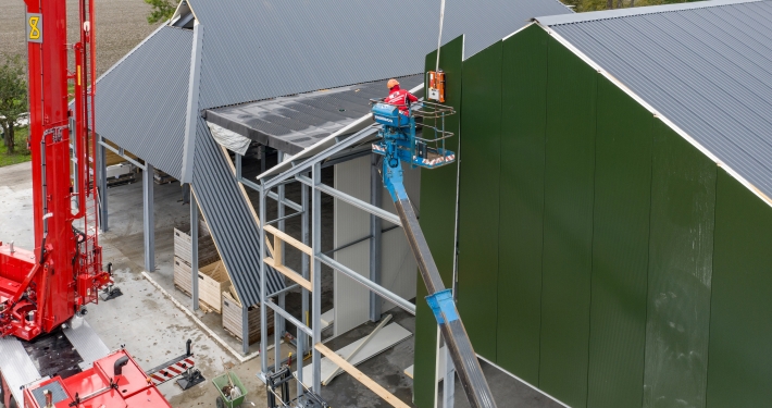 Dak- en wandbeplating bij boerderij firma Elema te Zijldijk