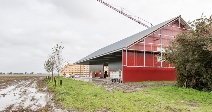Dak- en wandbeplating bij boerderij firma Elema te Zijldijk