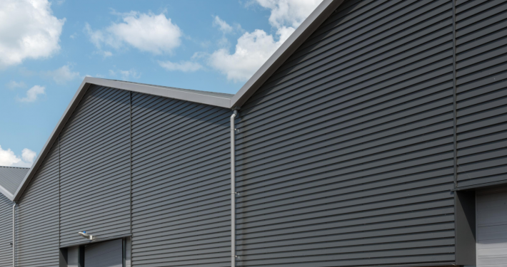 Dak- en wandbeplating bij Bontrans te Woerden