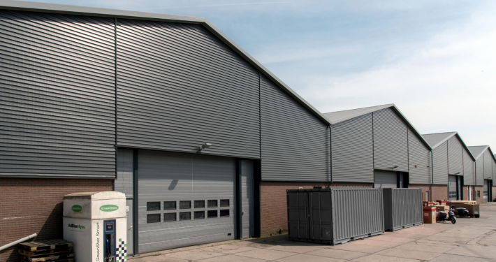 Dak- en wandbeplating bij Bontrans te Woerden