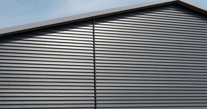 Dak- en wandbeplating bij Bontrans te Woerden