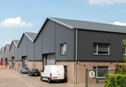 Dak- en wandbeplating bij Bontrans te Woerden