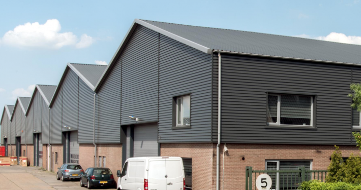 Dak- en wandbeplating bij Bontrans te Woerden