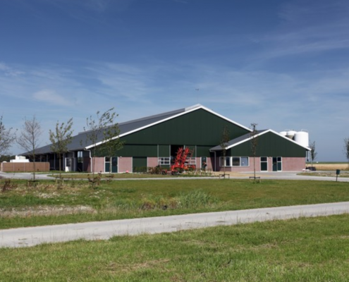 Dak- en wandbeplating bij MTS. Talsma te Brantgum