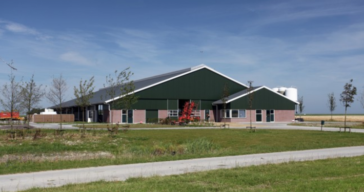 Dak- en wandbeplating bij MTS. Talsma te Brantgum