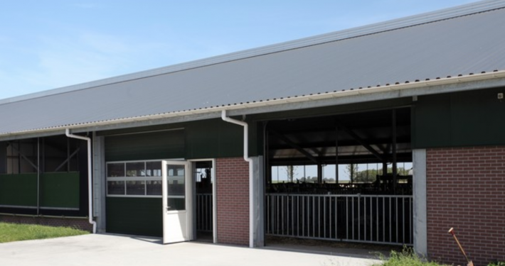 Dak- en wandbeplating bij MTS. Talsma te Brantgum