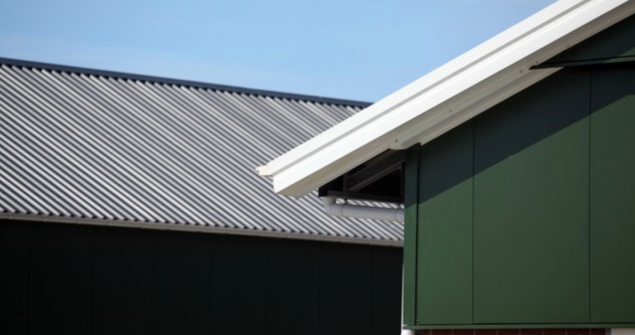 Dak- en wandbeplating bij MTS. Talsma te Brantgum