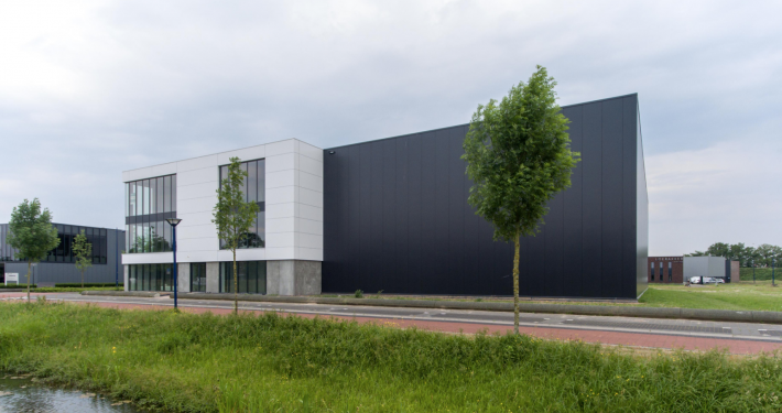 Dak- en wandbeplating bij For Live te Amersfoort