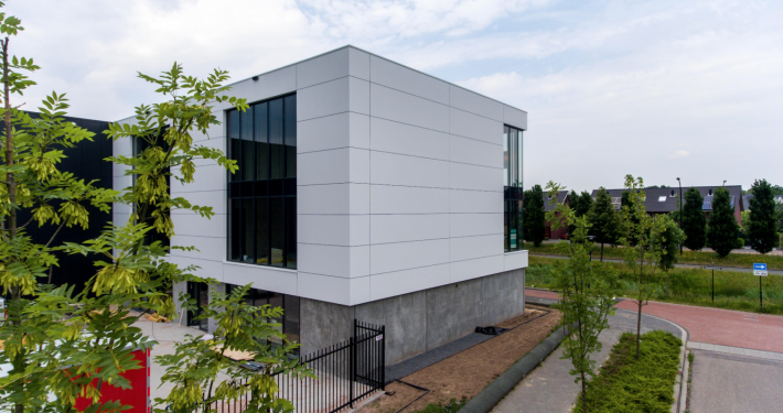 Dak- en wandbeplating bij For Live te Amersfoort