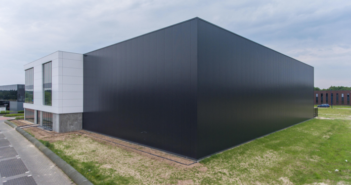 Dak- en wandbeplating bij For Live te Amersfoort