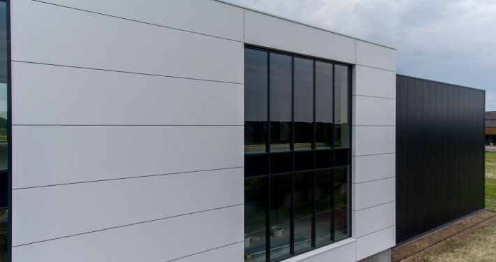 Dak- en wandbeplating bij For Live te Amersfoort