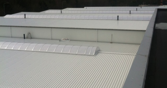 Dak- en wandbeplating bij Hitachi te Oosterhout