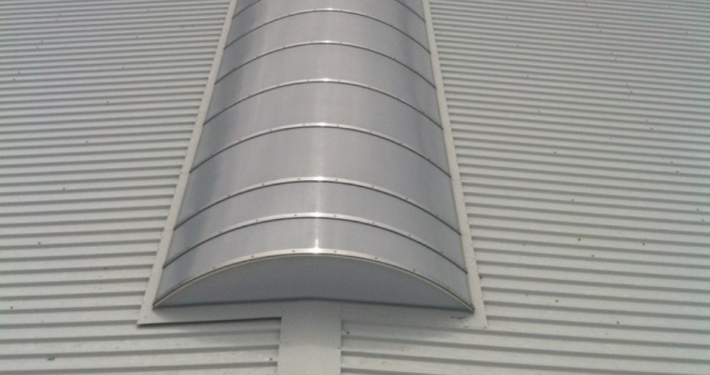 Dak- en wandbeplating bij Hitachi te Oosterhout