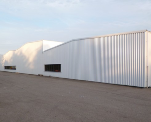 Dak- en wandbeplating bij Hitachi te Oosterhout