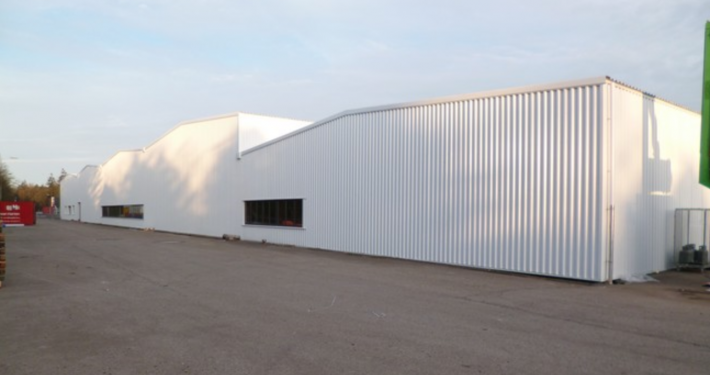 Dak- en wandbeplating bij Hitachi te Oosterhout