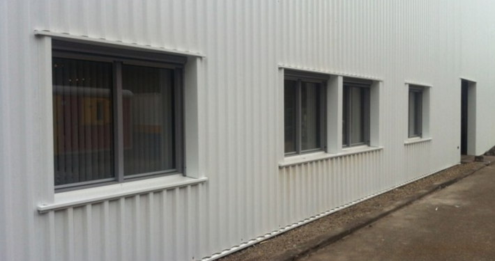 Dak- en wandbeplating bij Hitachi te Oosterhout