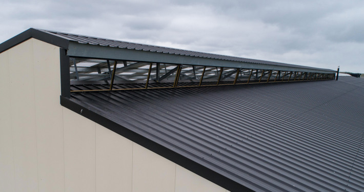 Dak- en wandbeplating bij Hulsebosch Bloembollen te Julianadorp