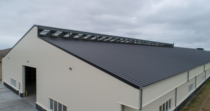 Dak- en wandbeplating bij Hulsebosch Bloembollen te Julianadorp