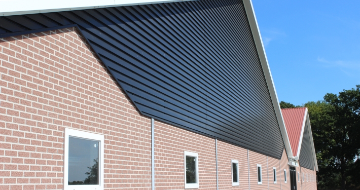 Dak- en wandbeplating bij Proefstal te Barneveld