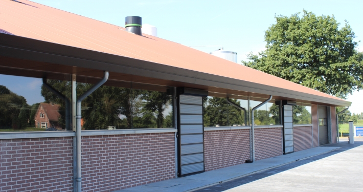 Dak- en wandbeplating bij Proefstal te Barneveld