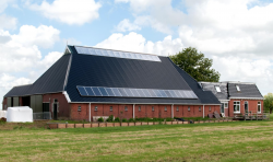 Dak- en wandbeplating bij MTS van de weg te Kamminga