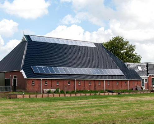 Dak- en wandbeplating bij MTS van de weg te Kamminga