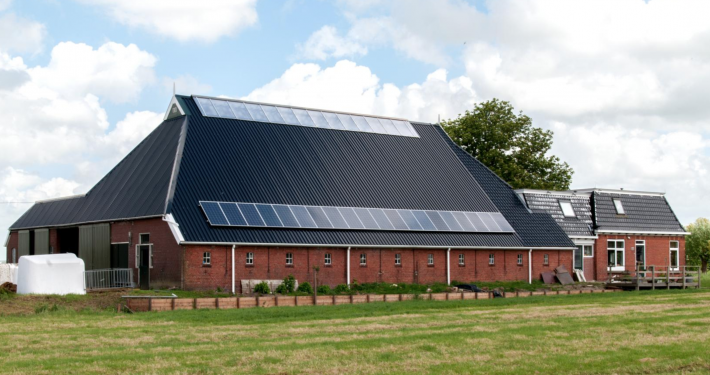 Dak- en wandbeplating bij MTS van de weg te Kamminga