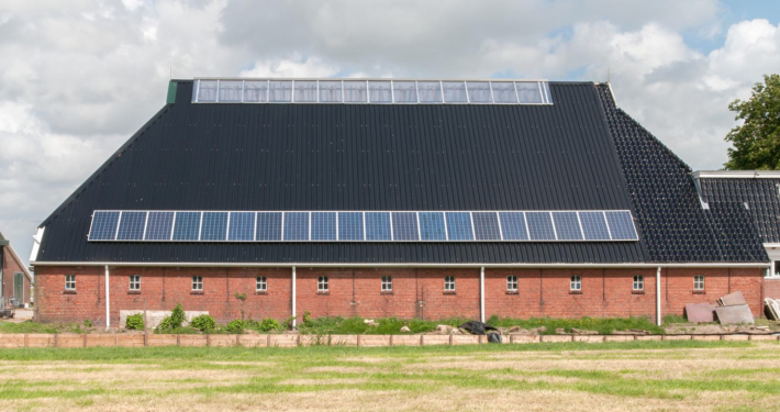 Dak- en wandbeplating bij MTS van de weg te Kamminga