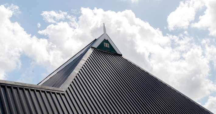 Dak- en wandbeplating bij MTS van de weg te Kamminga