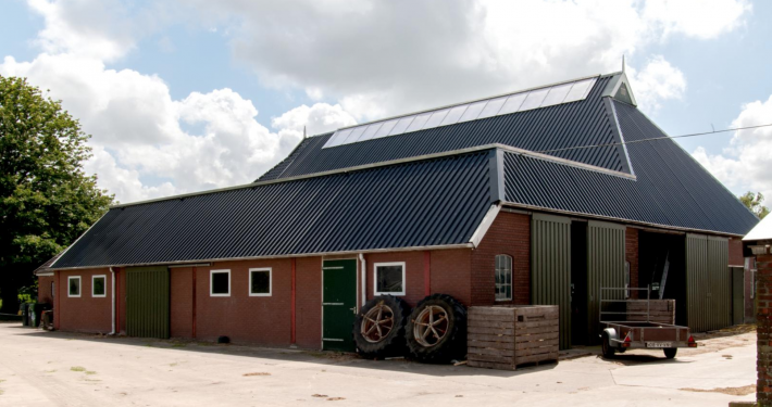 Dak- en wandbeplating bij MTS van de weg te Kamminga