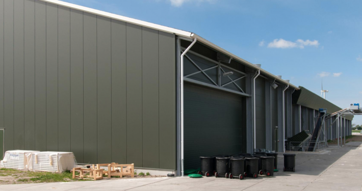 Dak- en wandbeplating bij pluimveebedrijf Meerkip te Middenbeemster