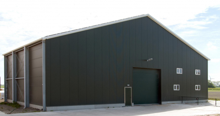 Dak- en wandbeplating bij pluimveebedrijf Meerkip te Middenbeemster