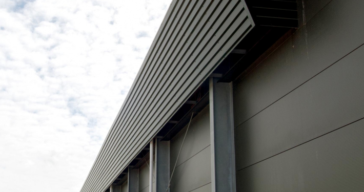 Dak- en wandbeplating bij pluimveebedrijf Meerkip te Middenbeemster