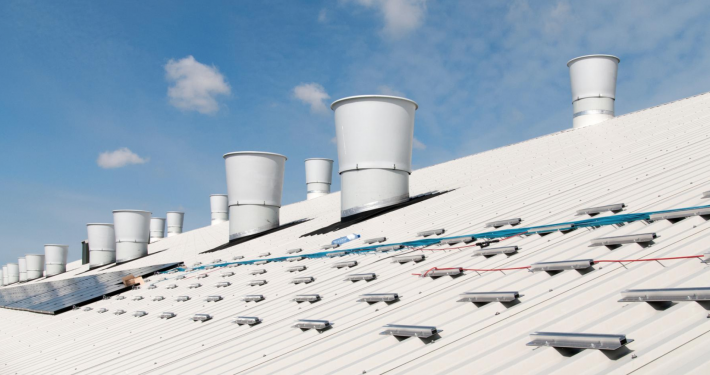 Dak- en wandbeplating bij pluimveebedrijf Meerkip te Middenbeemster