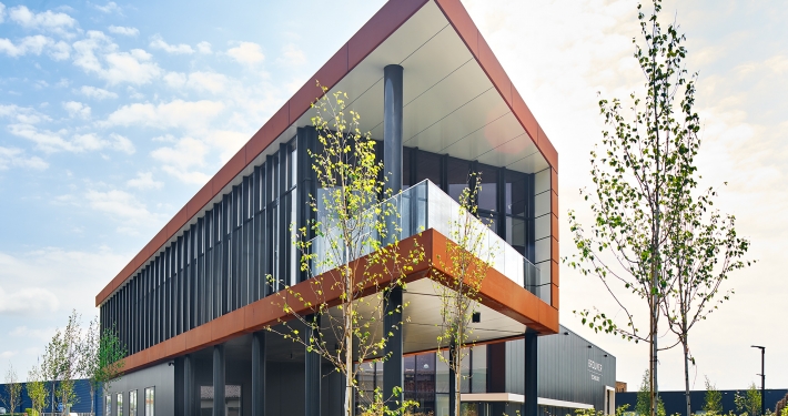 Dak- en wandbeplating bij Brouwer te Nijkerk