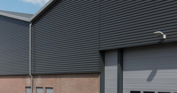 Dak- en wandbeplating bij Bontrans te Woerden