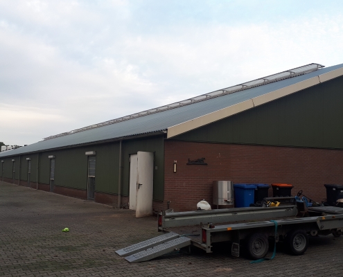 Dak- en wandbeplating bij kalverenschuur te Terschuur Dak- en wandbeplating bij kalverenschuur te Terschuur